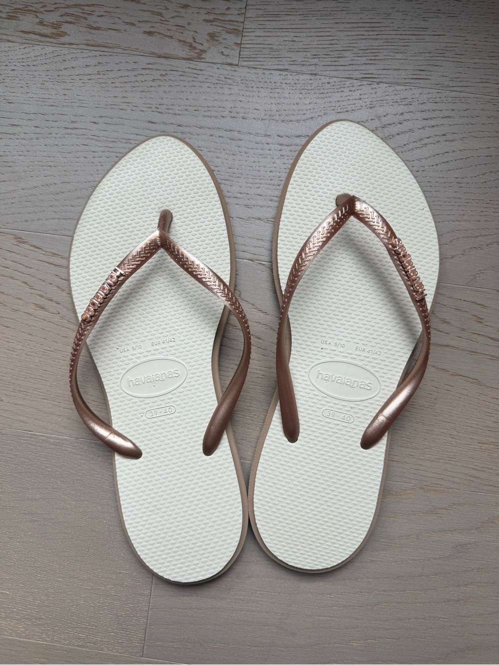 NWOT Slim Point Havaianas
